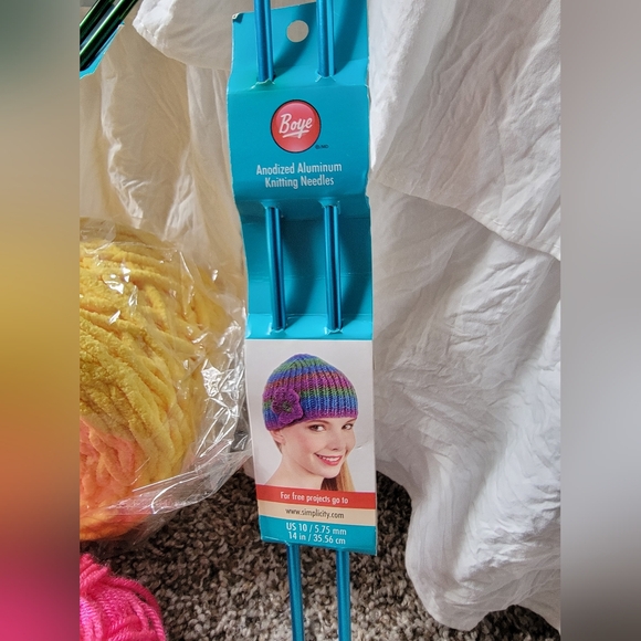 Knitting needles and yarn - Picture 4 of 8